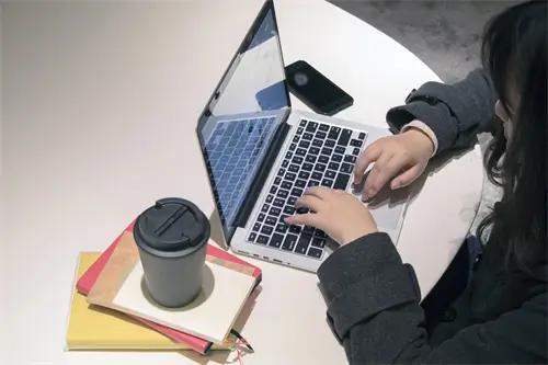 电脑打孔主板是什么